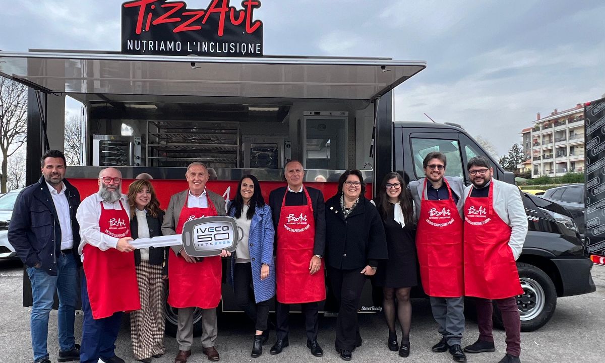 IVECO investe nel progetto di PizzAut, Onlus impegnata nella sensibilizzazione sul tema  dell’occupabilità delle persone autistiche, con la donazione di un Daily nel ruolo di foodtruck - - Lombardia Truck