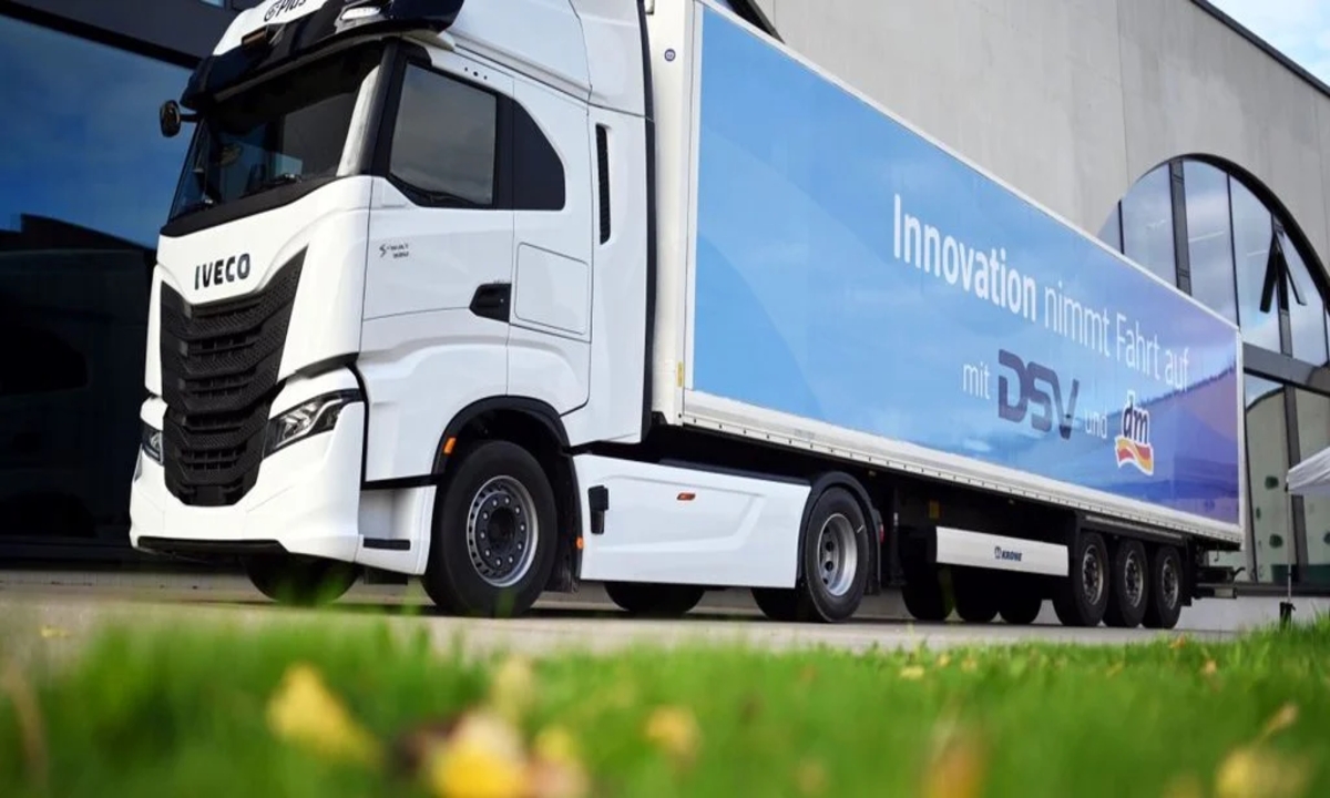 IVECO, Plus, dm-drogerie markt e DSV lanciano la tecnologia con pilota automatico per i trasporti su gomma in Germania - - Lombardia Truck