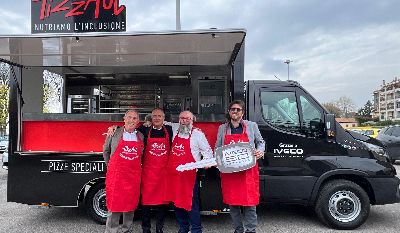 IVECO investe nel progetto di PizzAut, Onlus impegnata nella sensibilizzazione sul tema  dell’occupabilità delle persone autistiche, con la donazione di un Daily nel ruolo di foodtruck - Lombardia Truck
